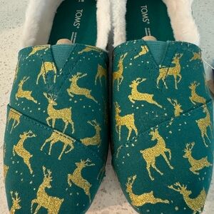 TOMS Women’s Holiday Reindeer Green and Gold Patterned alpargatas, size 7 NWT